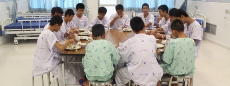 Meninos presos em caverna na Tailândia terão alta nesta quarta-feira